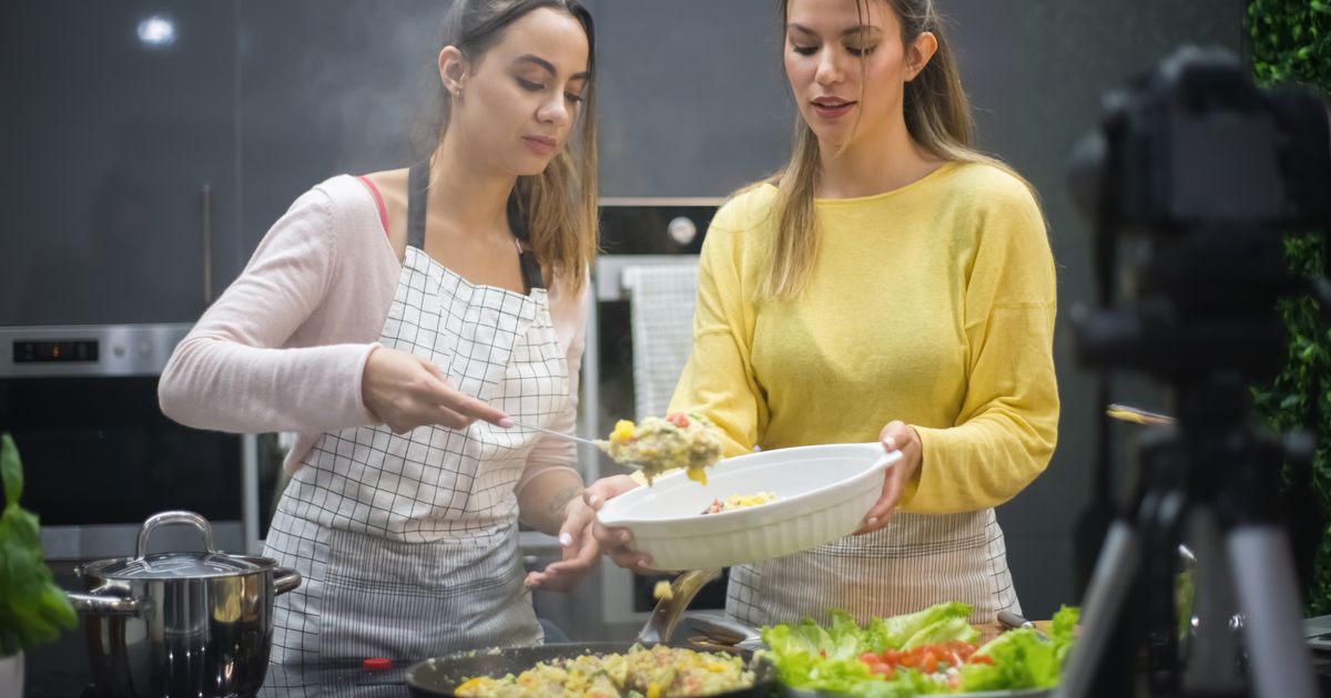 7 Best AI Tools for Food Bloggers in 2026: Streamline Recipes, Photography & Con